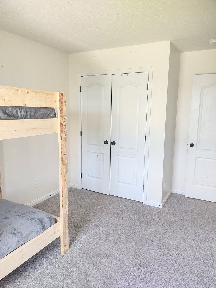 Bedroom 3 - closet
