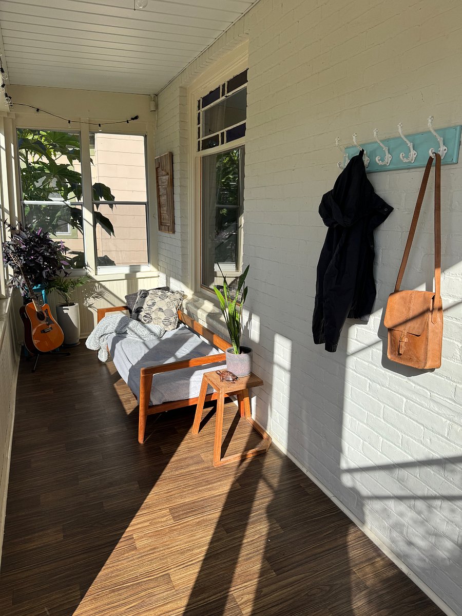 Main Level
Three-Season Porch
(Shared)