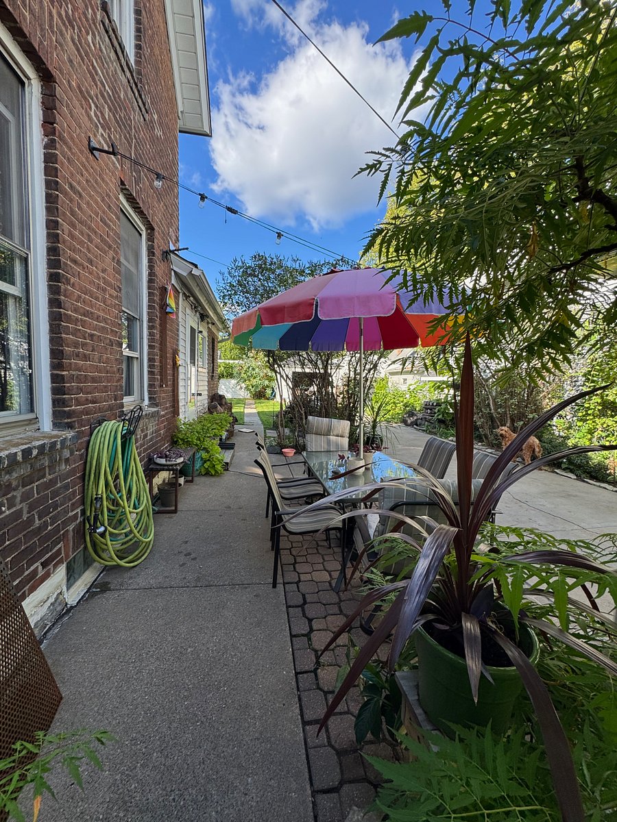 Outdoor Eating Space
(View of Backyard)
(Shared)
