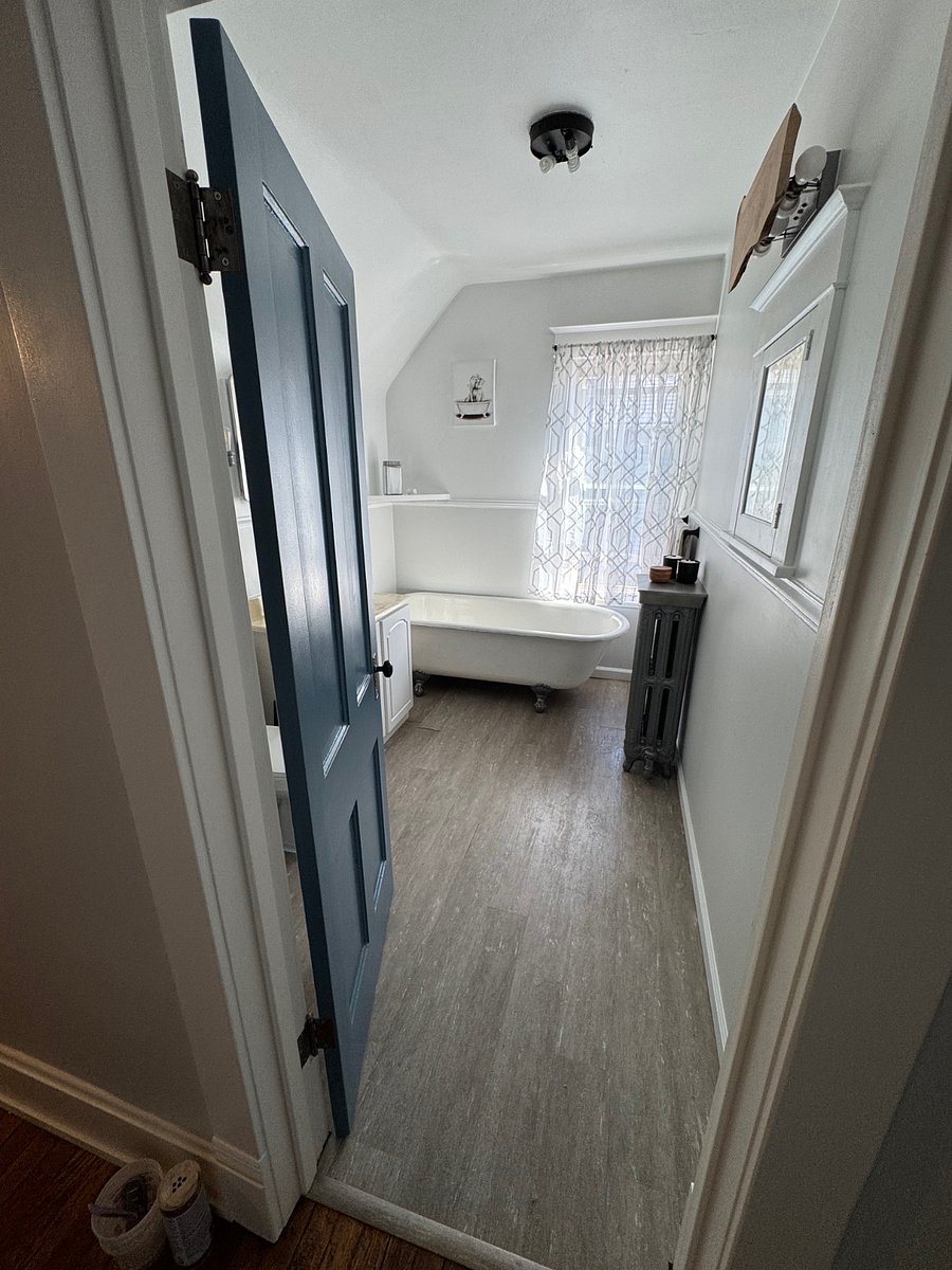 Upper Level
Full Bathroom
Main Bathroom for Tentant