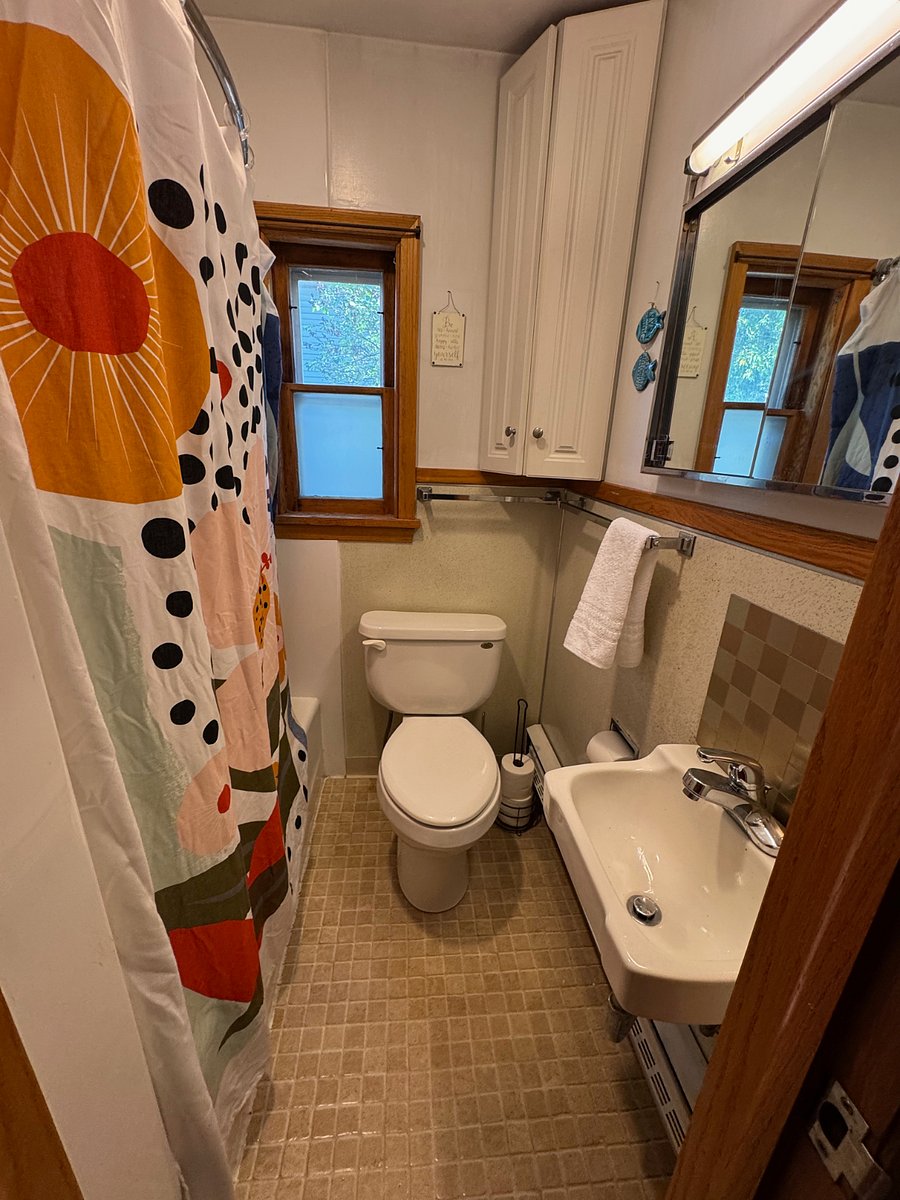 Main Level
Full Bathroom
Off Kitchen
(Shared)