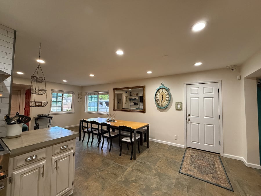 Dining Room
Entrance to Garage