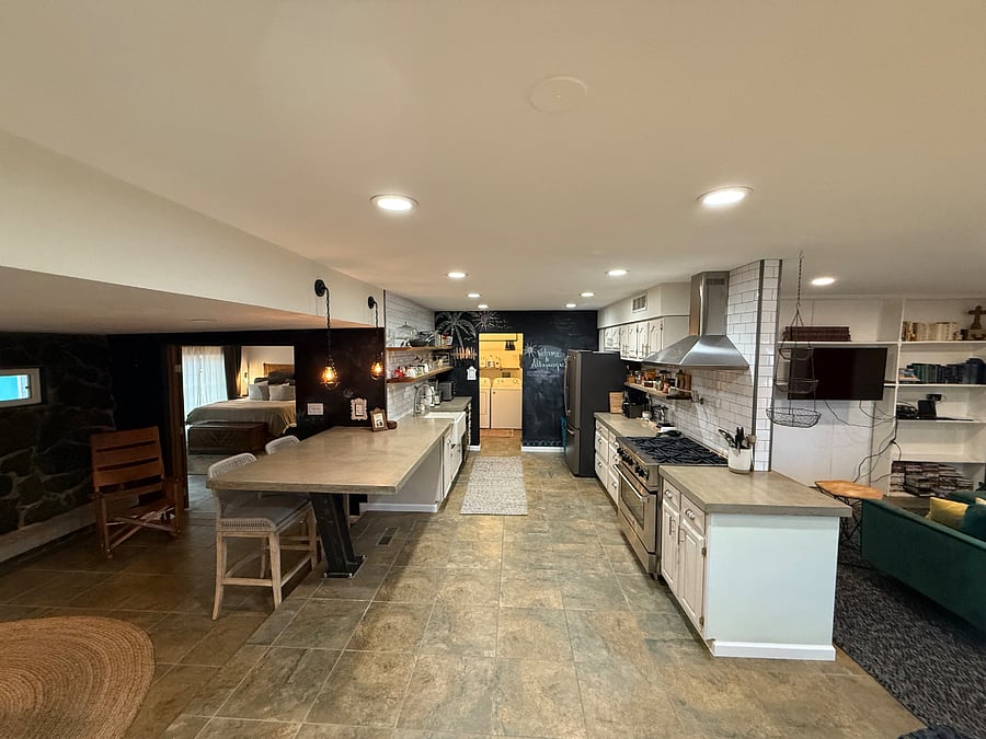 Open Kitchen
dishwasher
full sized fridge
+ ice + filtered water
toaster oven
gas range
bread maker
Nespresso machine
coffee maker
blender