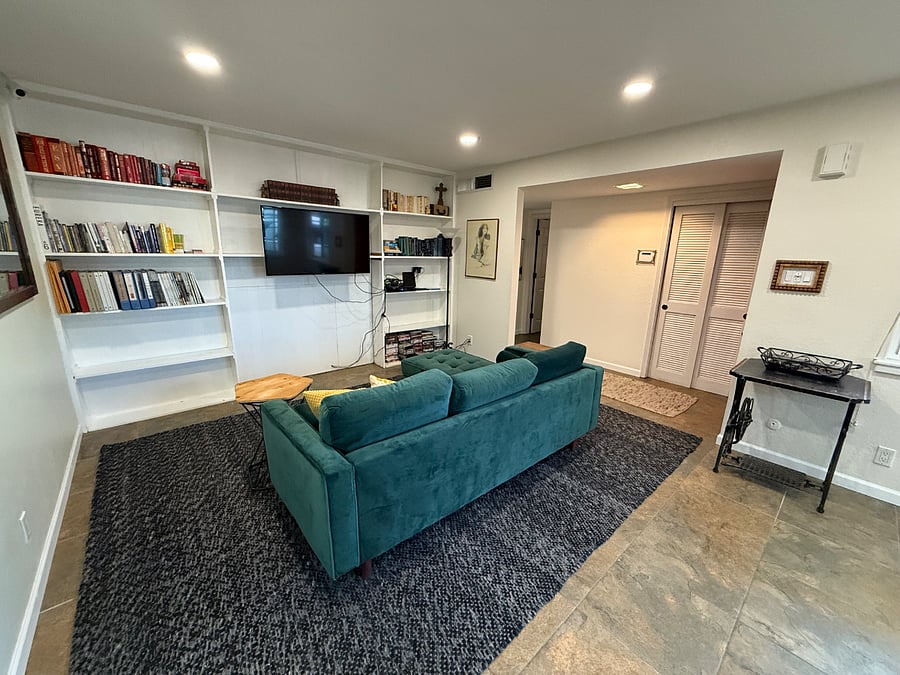 Great Room
small library
tv
dvd player & dvds
wifi
hall closet
hallway to bedrooms & office