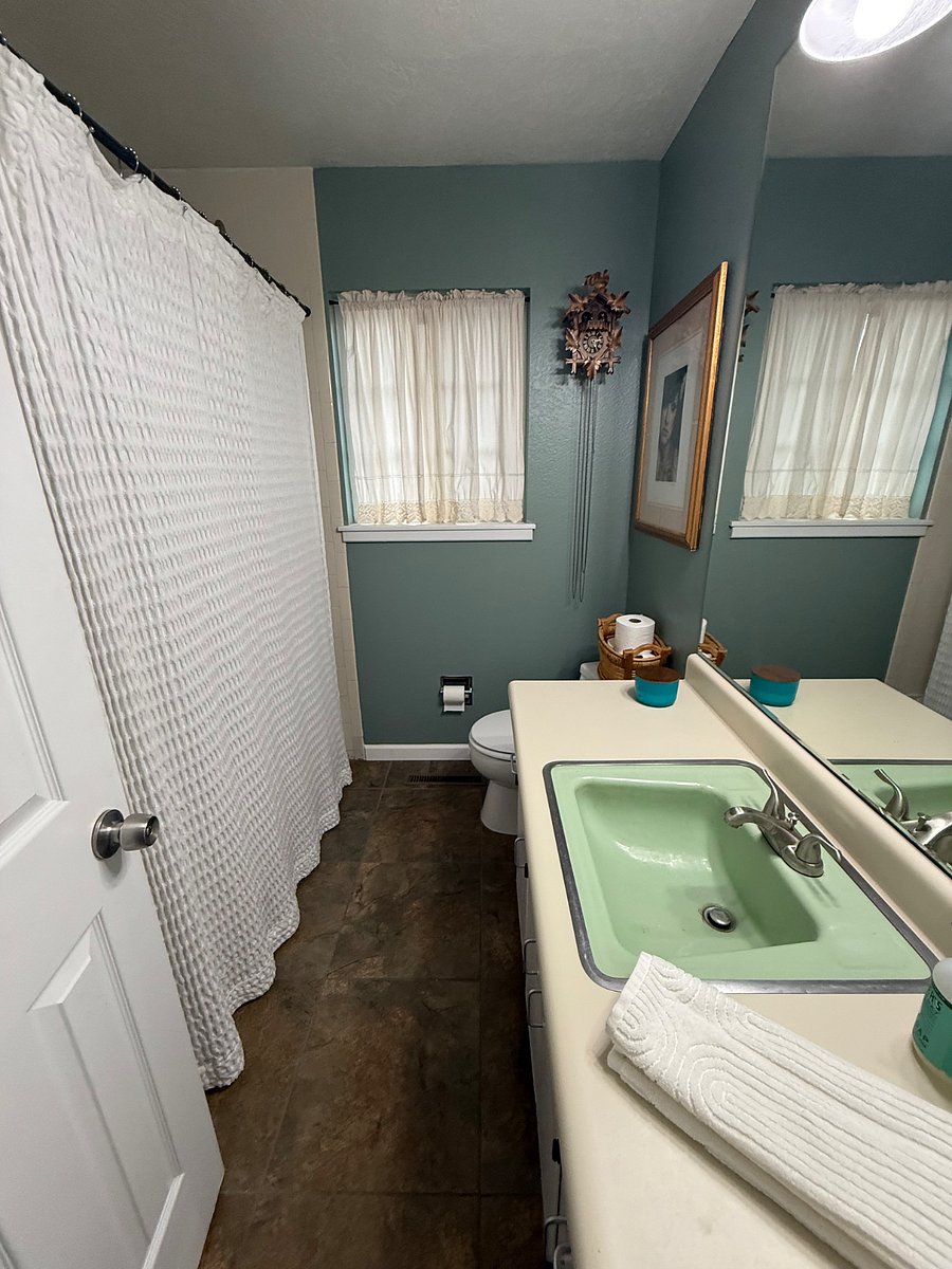 2nd Bathroom
vintage tub