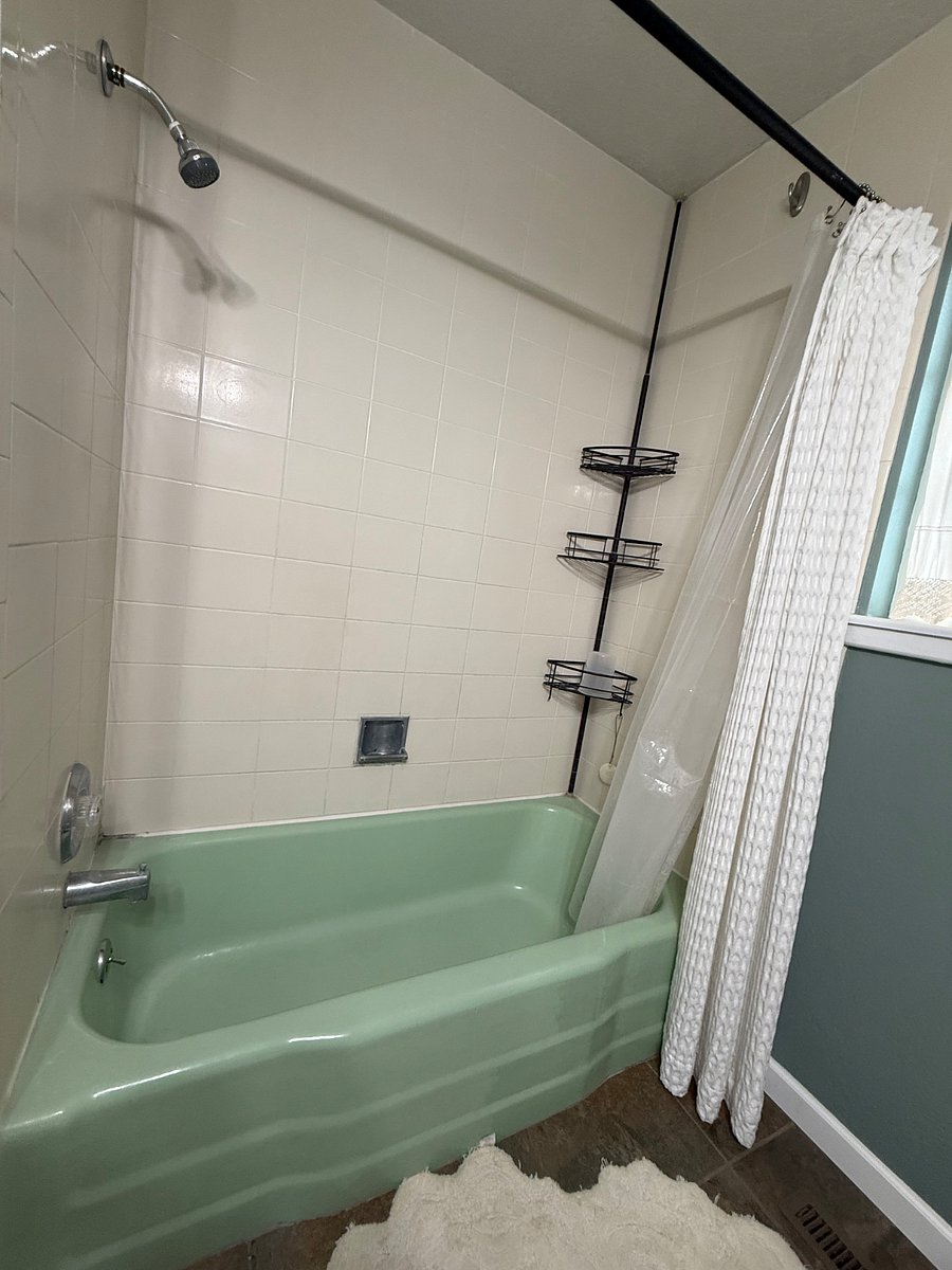 2nd Bathroom
vintage tub