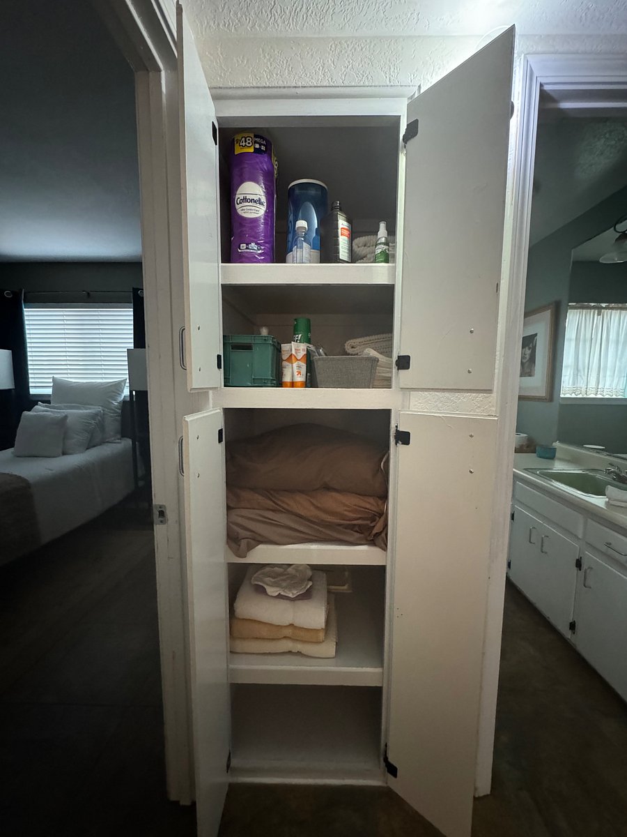 Linen Closet
sunblock
extra pillows
throw blankets
emergency cleanup towels
razors
toothhbrushs