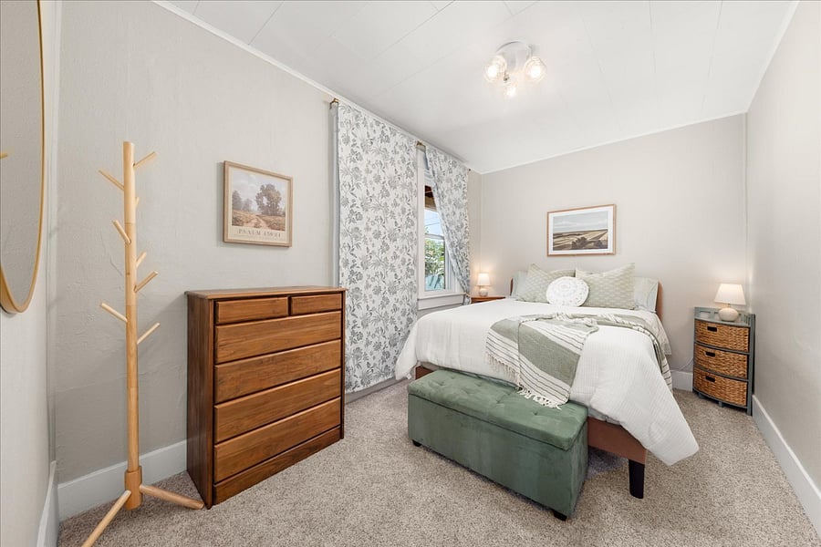 2nd bedroom with queen size bed