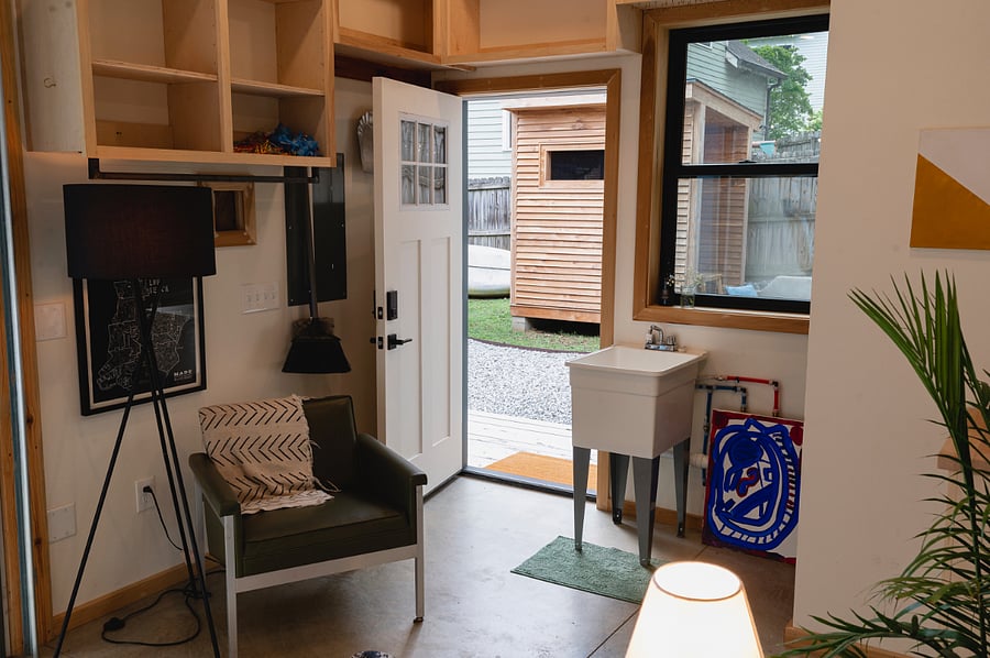 Detached office/flex space with half bath!