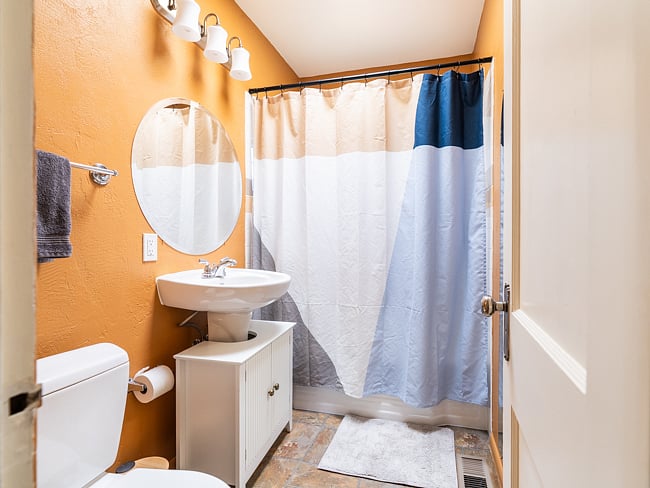 Bathroom with bathtub/shower