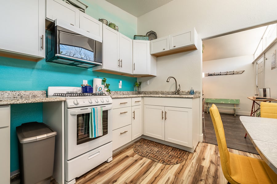Full kitchen