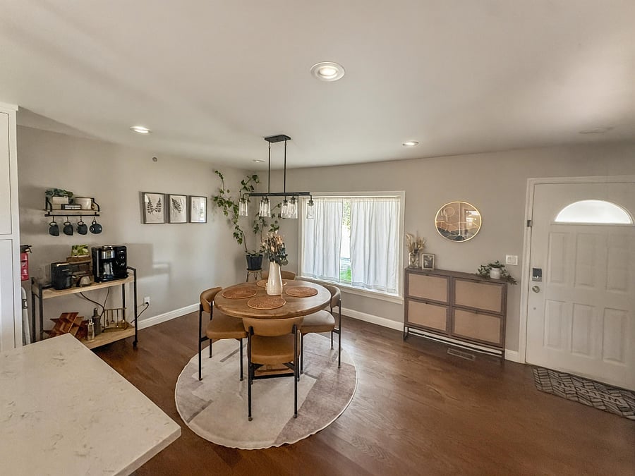 Dining area: seats 4 (additional folding chairs available in garages). 