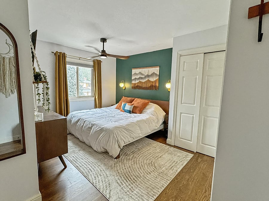 Earth and Ember Room (Master): King Memory Foam Bed + Mounted 50' Smart TV + 2 large custom closets with Drawers & Shelves + Dresser + en suite bathroom with 2 vanities + Blackout Curtains 