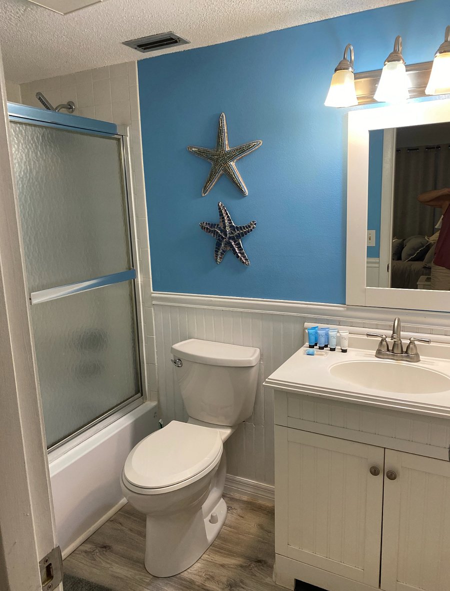 En Suite Bathroom with shower/tub.