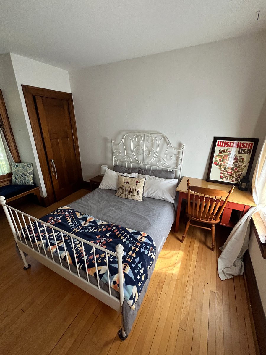 Bedroom 3 - Bed & desk