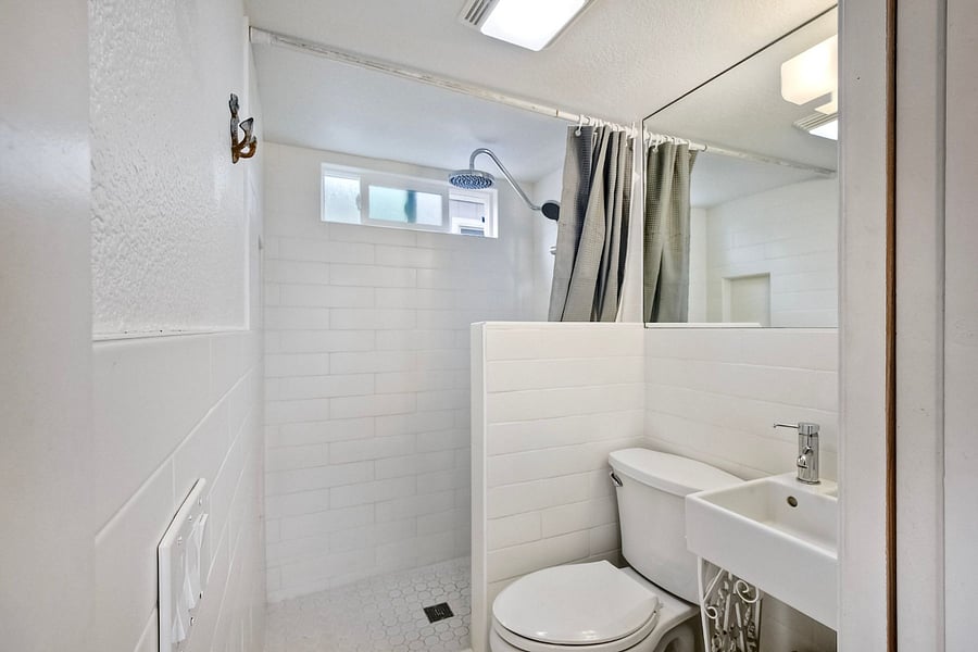 Main floor full bathroom