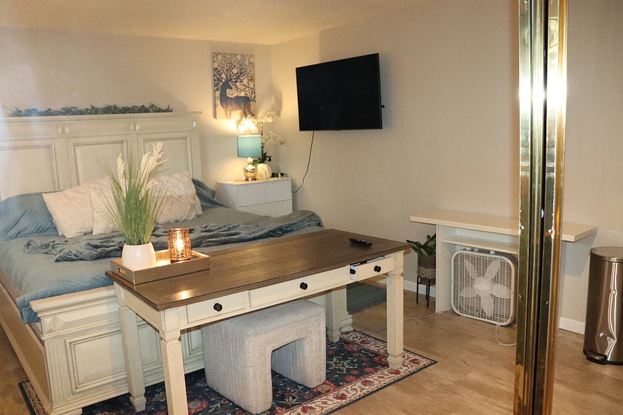 Large Bedroom #1 - King Bed - Smart TV - Desk - Lots of Storage. Big Closet - Window View