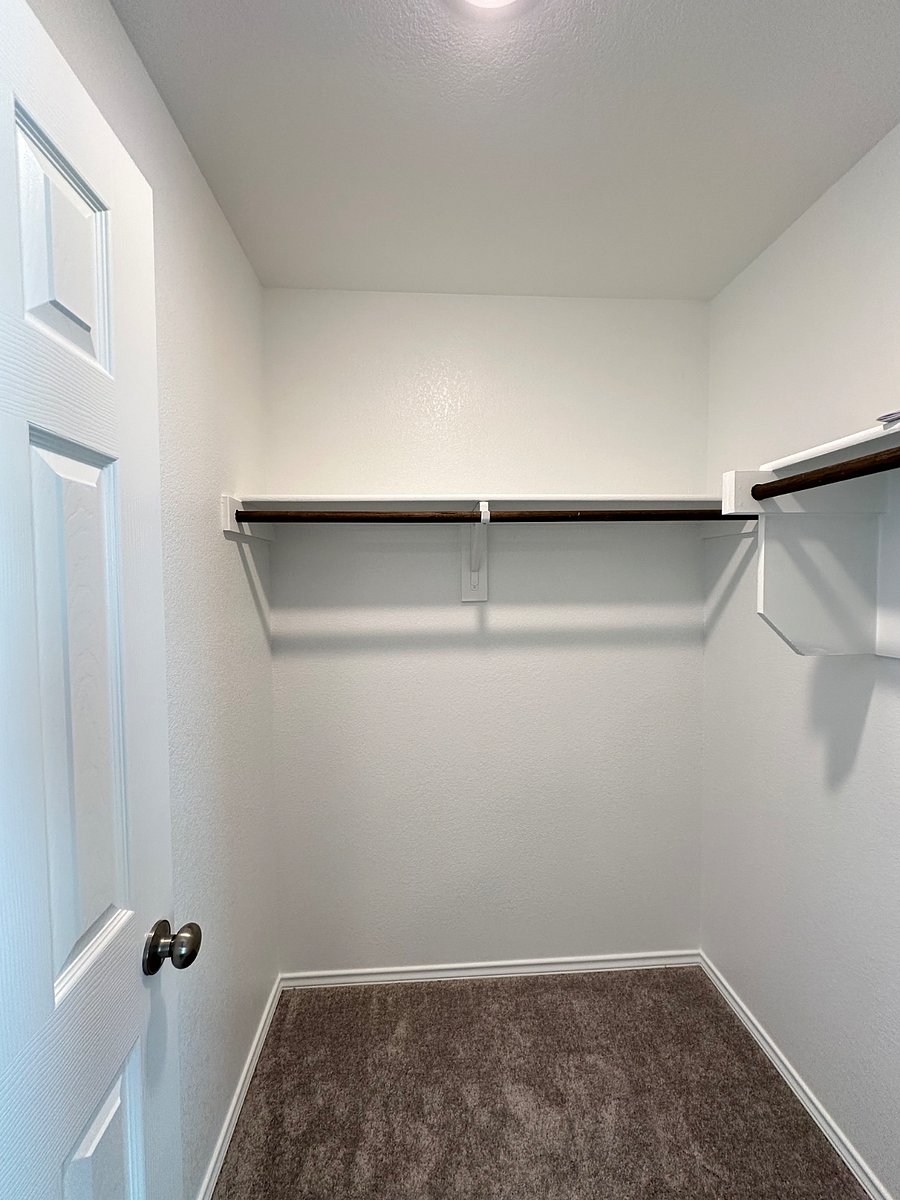 Rental room - walk in closet 