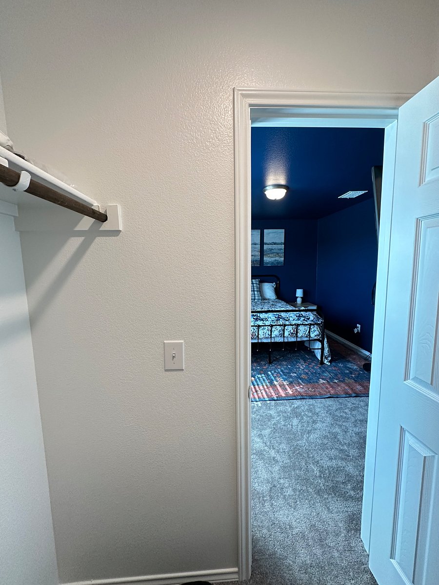 Rental room - walk in closet 