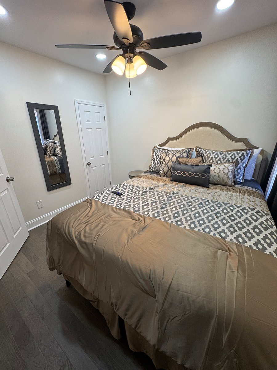 Bedroom (2) has 1 queen size bed