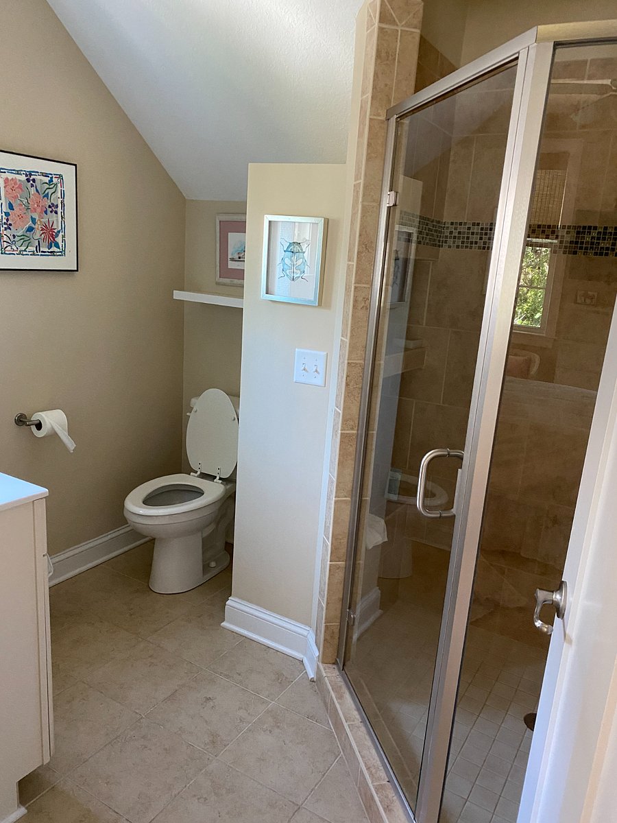 Bath connected to Queen bedroom.