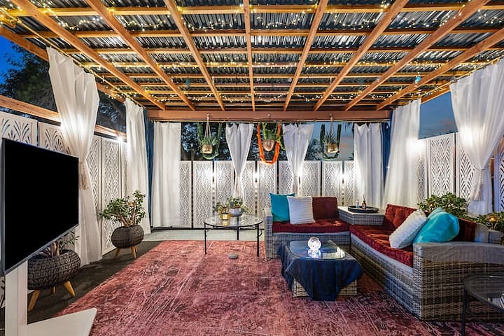 Watch TV, read or just relax and take in the calm and peace of nature's sounds on your private roof top patio while you enjoy the world-famous San Diego weather and breezes.