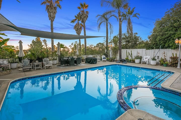 Beautiful expansive shared pool area to hang and relax under the San Diego sun with our famous Las Vegas Pool epoxy bar.

Sorry jacuzzi not available. However, you have your tranquility spa that all your and private for a soak