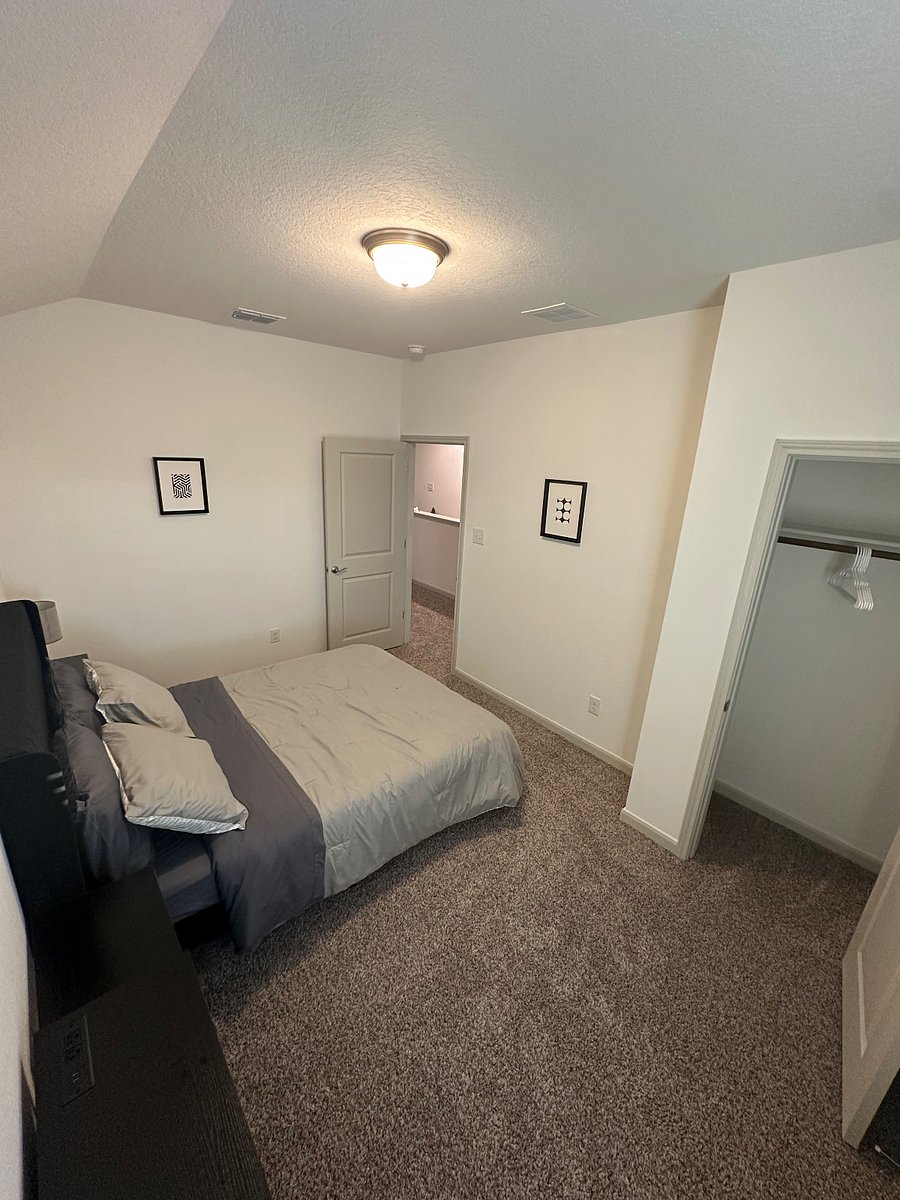 Smaller middle bedroom (bedroom 2) with queen bed.