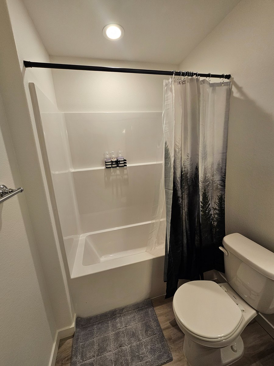 Shared bath
Room