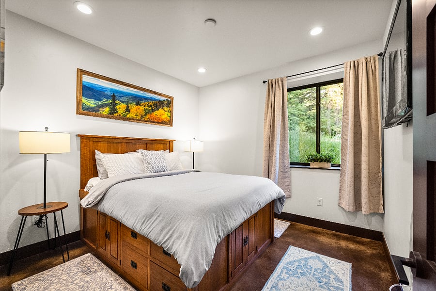 Lower floor - Bedroom - Queen bed