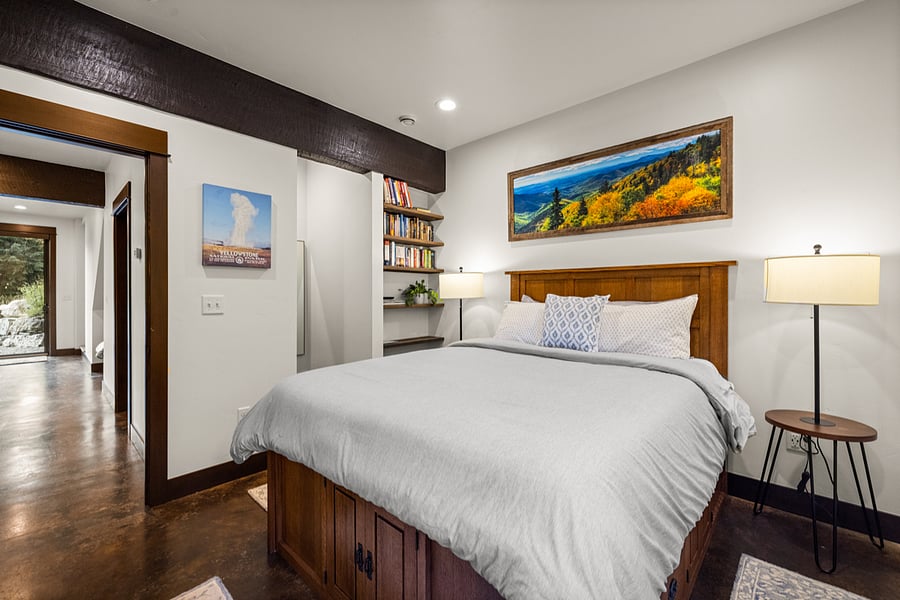 Lower floor - Bedroom - Queen bed