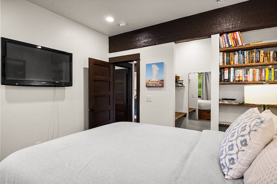 Lower floor - Bedroom - Queen bed