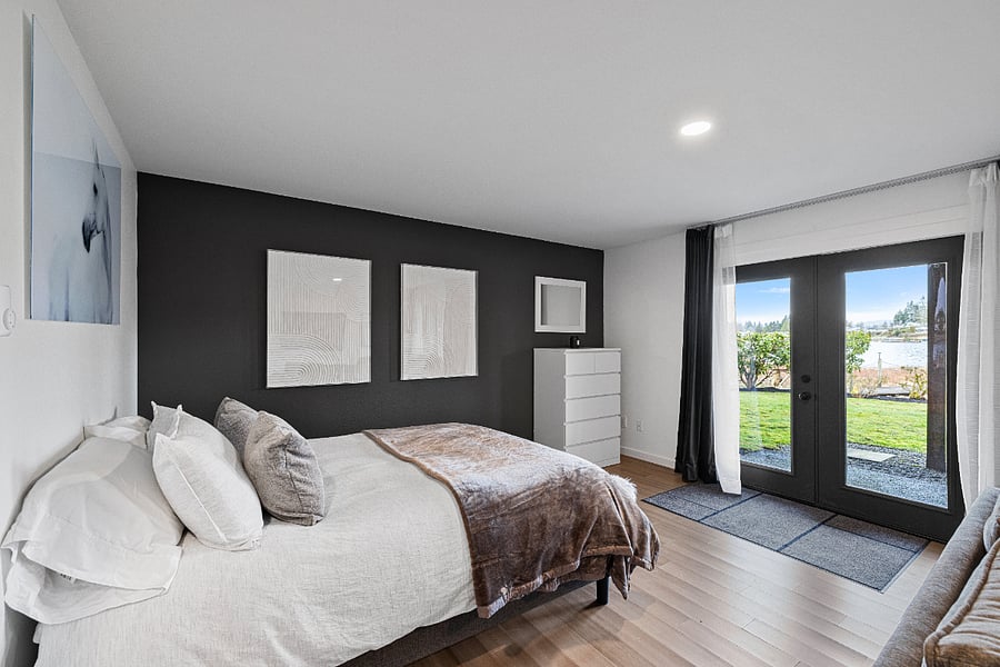 Queen bed with 600 thread count cotton sheets and duvet.