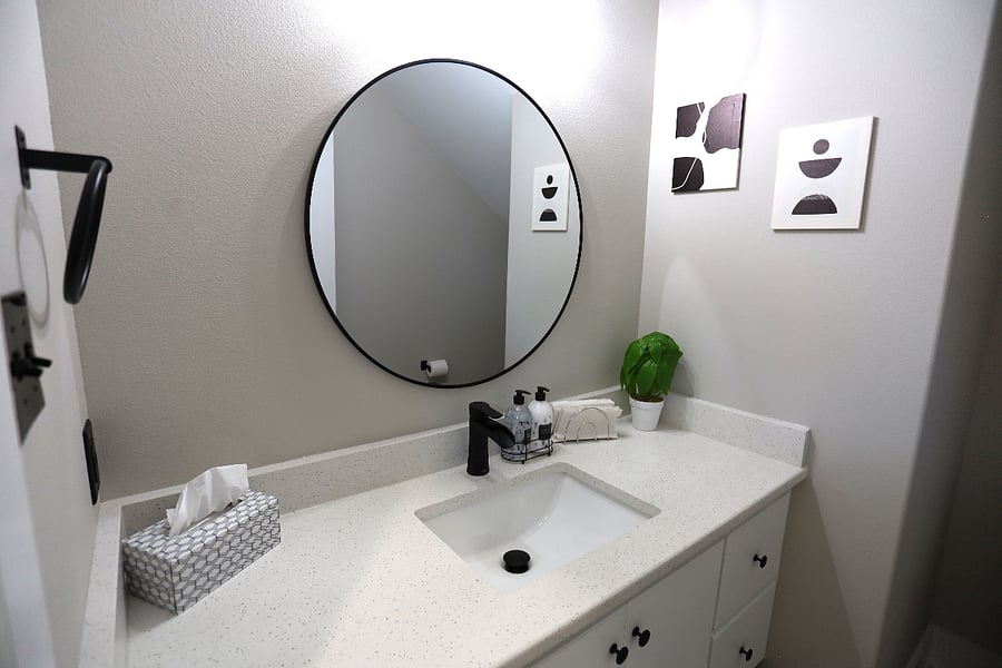 Convenient First-Floor Bath

A modern, well-appointed bathroom located on the main level, perfect for easy guest access and everyday convenience.