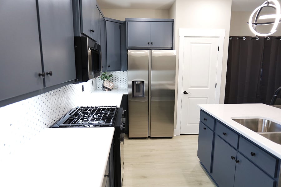 Ample Counter Space & Cabinets 

Plenty of room to cook, prep, and stay organized with generous counter space and abundant cabinetrymaking mealtime both easy and enjoyable.
