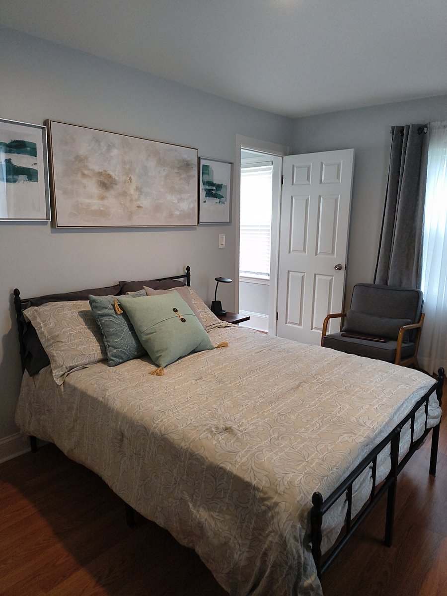 Second bedroom with full sized bed.