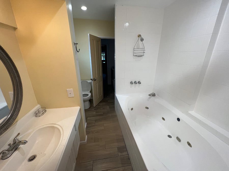 Bathroom that accompanies the rented space