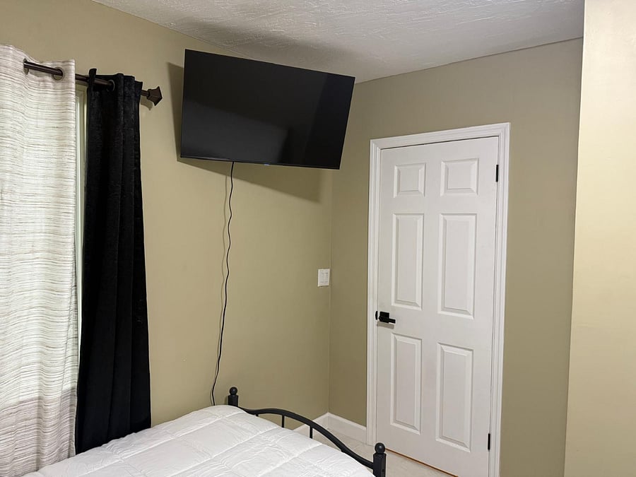 Bedroom with 2 twin size beds 