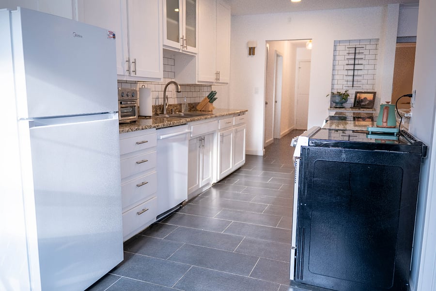 Full kitchen