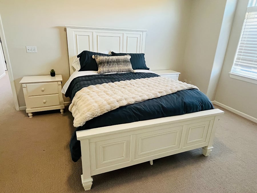 Master Bedroom- Queen Bed