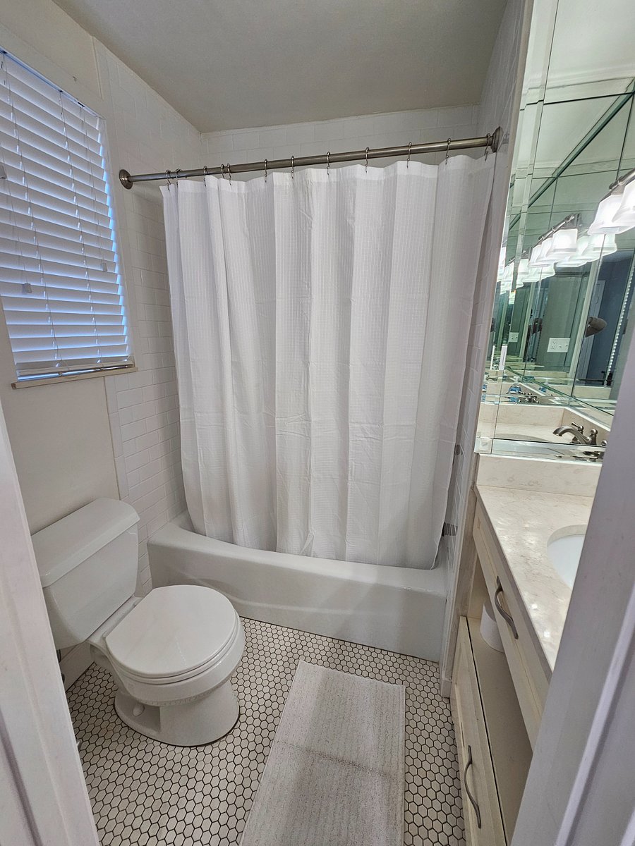 Guest bedroom en suite