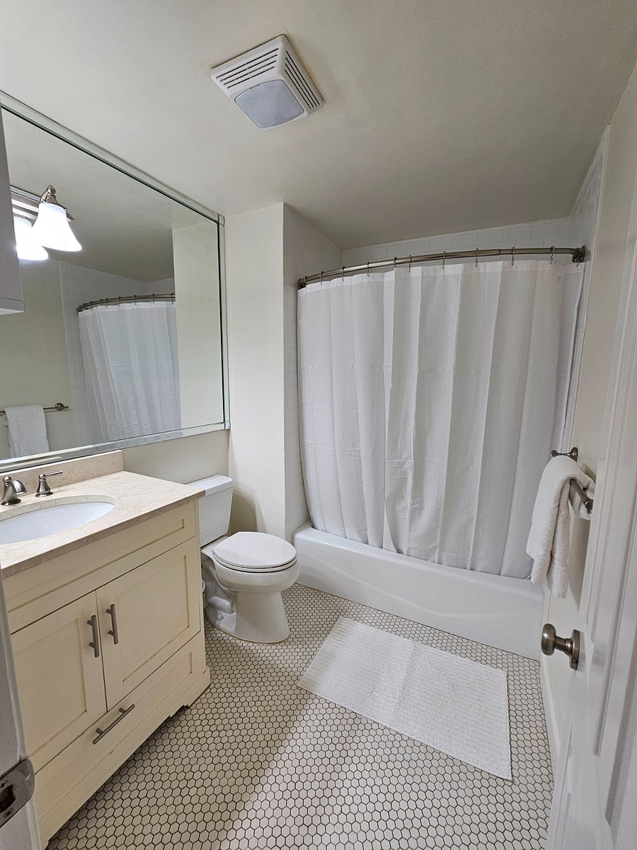 Primary bedroom en suite
