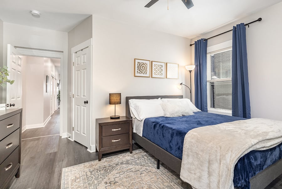 Queen bed, large walk-closet