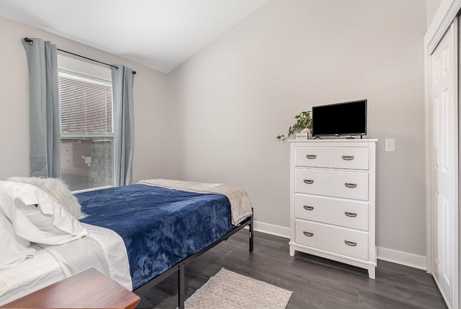 Queen bed, full closet, TV