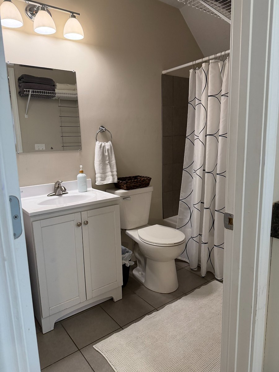 Full bathroom, clean and bright, plenty of towels