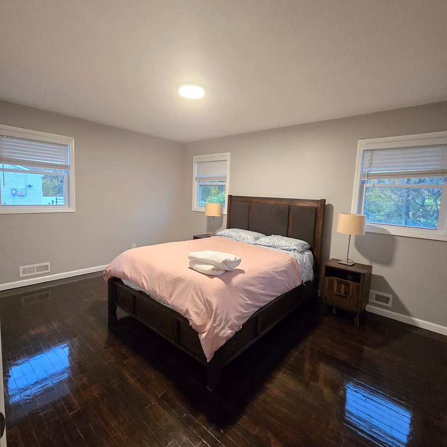 Master Bedroom - Queen size bed