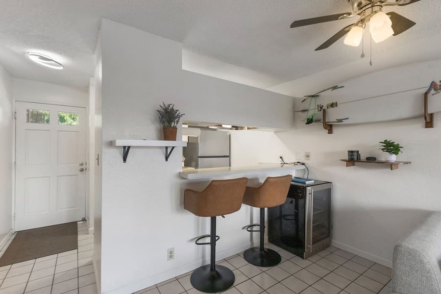 With clean lines, cozy seating, and playful coastal touches, this kitchen-entry combo proves that great design doesnt need a lot of square footage just the right vibe.