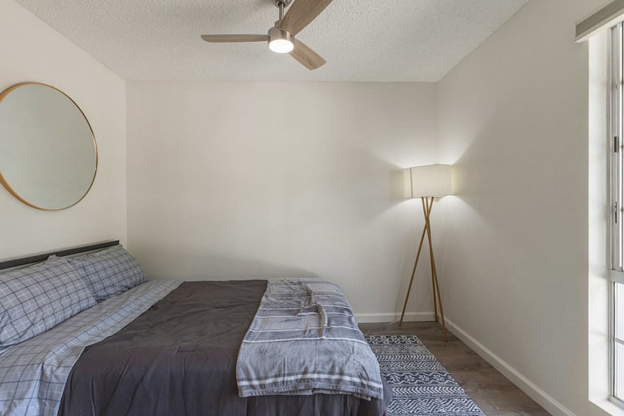 Natural light by day, soft ambiance by night. This room blends modern design with a restful vibe that feels just right.