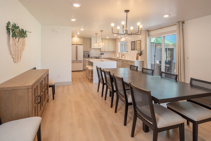Dining space for up to 14 (4 at bar).