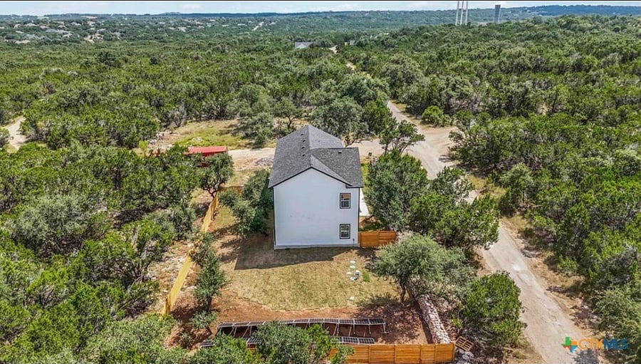 Huge fenced in backyard. 6ft privacy fence for your animals or children.